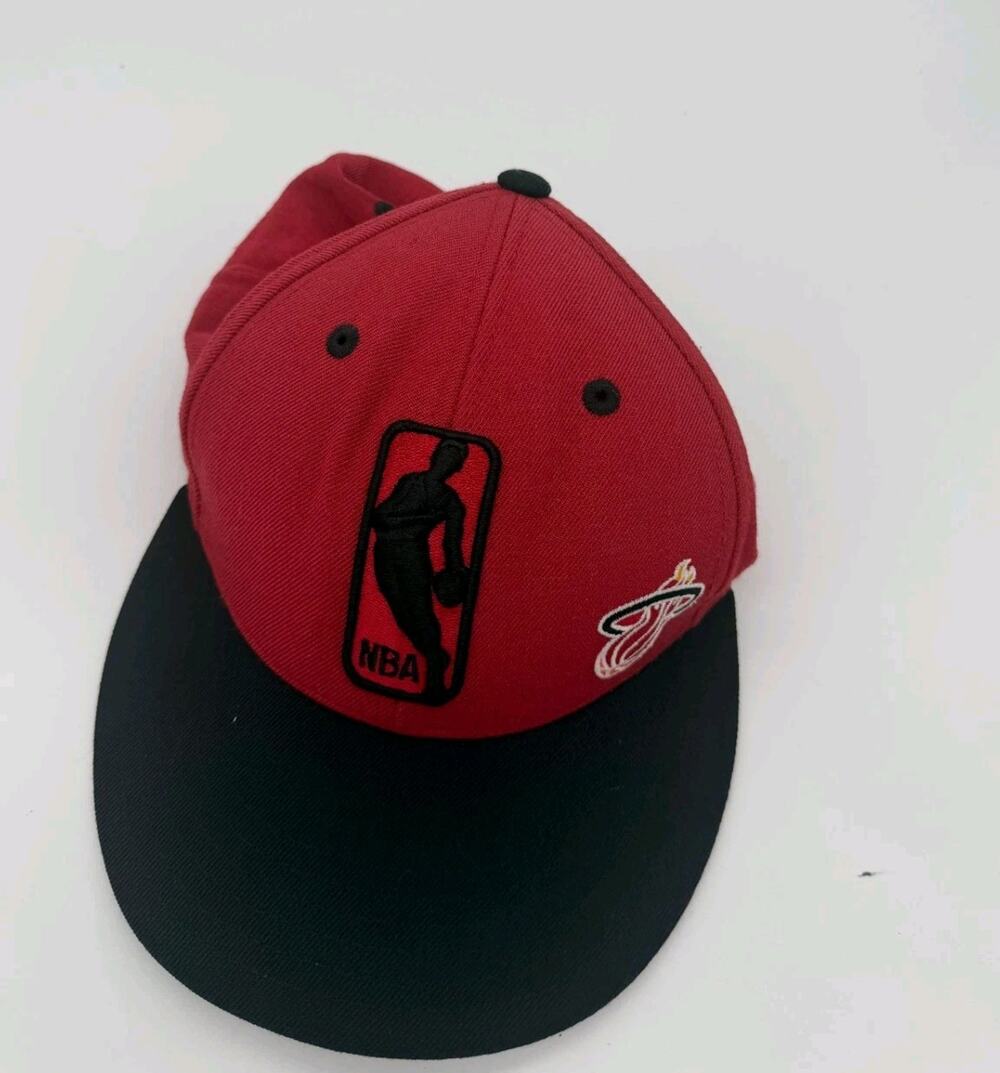 Mitchell & Ness NBA Logo Miami Heat Hat Fitted Size 7 1/8 NBA Embroidered Red
